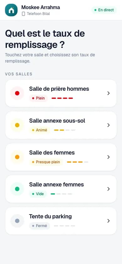 Un bénévole indique sur son smartphone l’affluence des salles de prière