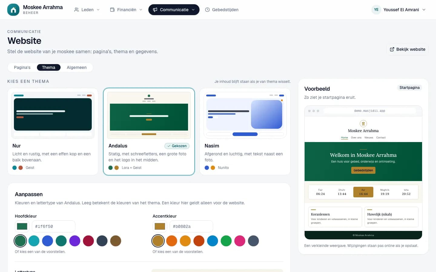 Het thema van de website kiezen in het beheer, met een voorbeeld van de startpagina